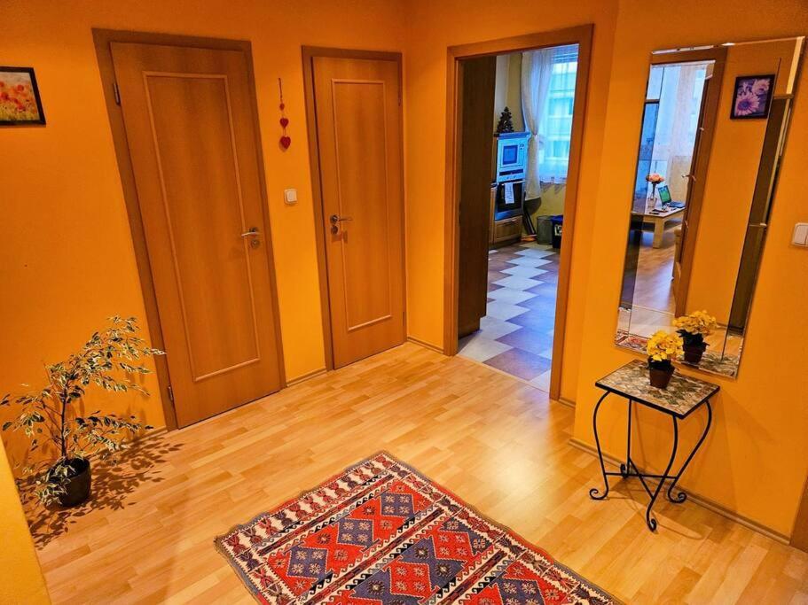 Apartment Family For 6, 10mins To Centre, Free Parking, Quiet Location, New Furniture, Balcony