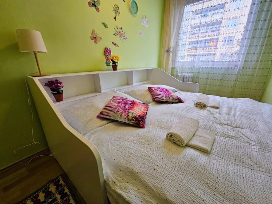 Family For 6, 10mins To Centre, Free Parking, Quiet Location, New Furniture, Balcony Apartment