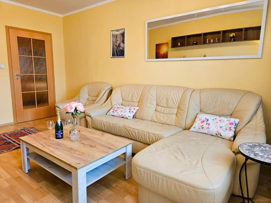 Family For 6, 10mins To Centre, Free Parking, Quiet Location, New Furniture, Balcony