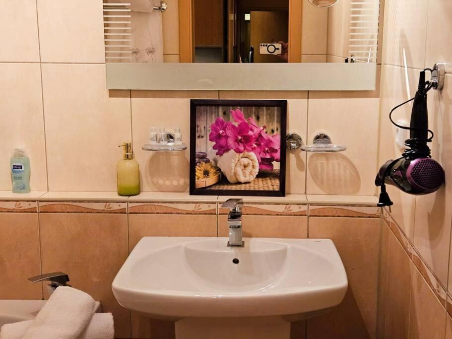 Apartment Family For 6, 10mins To Centre, Free Parking, Quiet Location, New Furniture, Balcony Prague