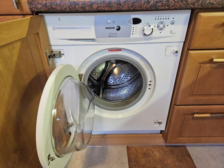 Apartment Family For 6, 10mins To Centre, Free Parking, Quiet Location, New Furniture, Balcony