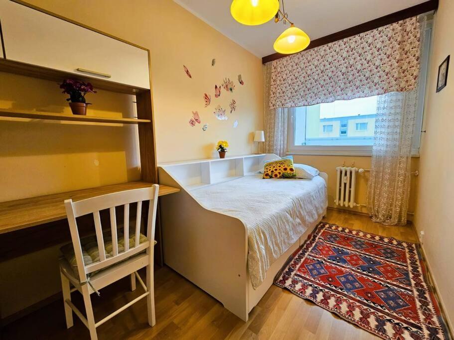 Family For 6, 10mins To Centre, Free Parking, Quiet Location, New Furniture, Balcony Prague