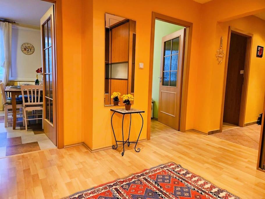 Family For 6, 10mins To Centre, Free Parking, Quiet Location, New Furniture, Balcony Prague