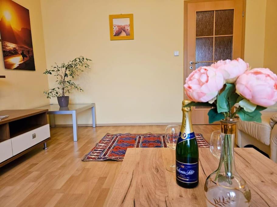 Apartment Family For 6, 10mins To Centre, Free Parking, Quiet Location, New Furniture, Balcony *