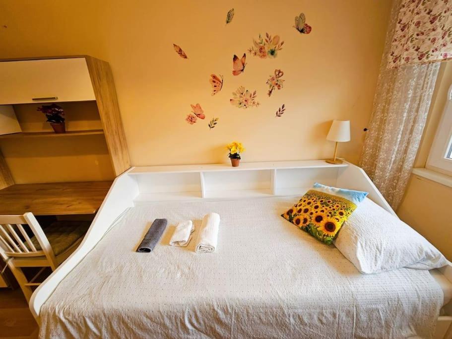 Family For 6, 10mins To Centre, Free Parking, Quiet Location, New Furniture, Balcony Apartment