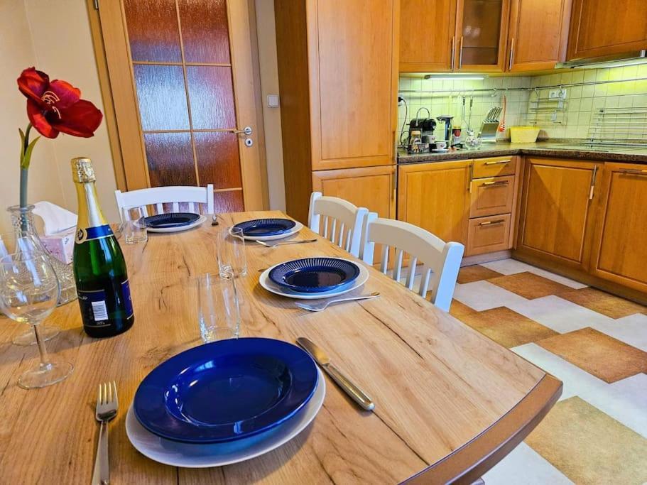 Apartment Family For 6, 10mins To Centre, Free Parking, Quiet Location, New Furniture, Balcony Prague