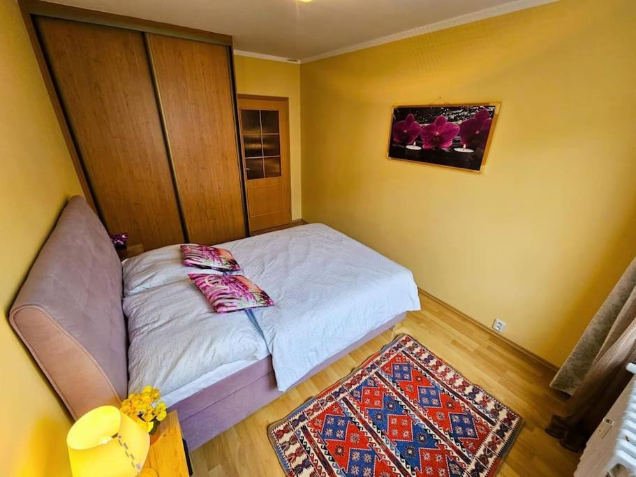 Family For 6, 10mins To Centre, Free Parking, Quiet Location, New Furniture, Balcony * Prague