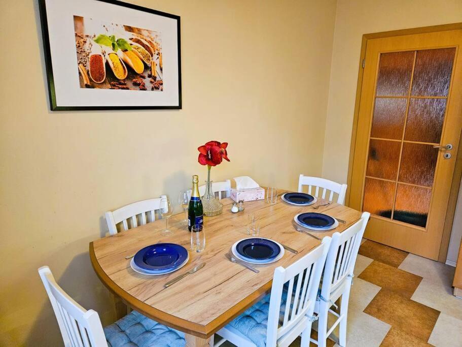 Apartment Family For 6, 10mins To Centre, Free Parking, Quiet Location, New Furniture, Balcony Prague