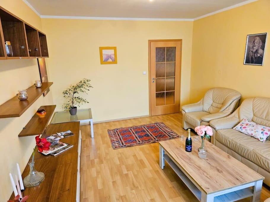 Family For 6, 10mins To Centre, Free Parking, Quiet Location, New Furniture, Balcony * Prague