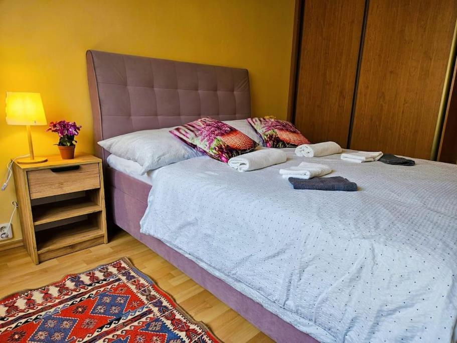 Family For 6, 10mins To Centre, Free Parking, Quiet Location, New Furniture, Balcony Apartment