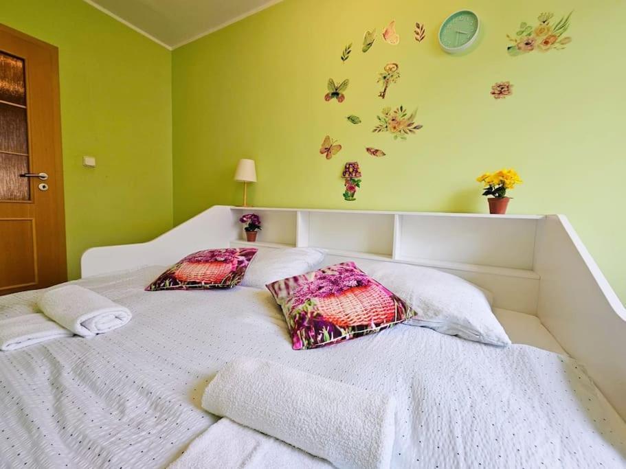 Family For 6, 10mins To Centre, Free Parking, Quiet Location, New Furniture, Balcony Apartment *