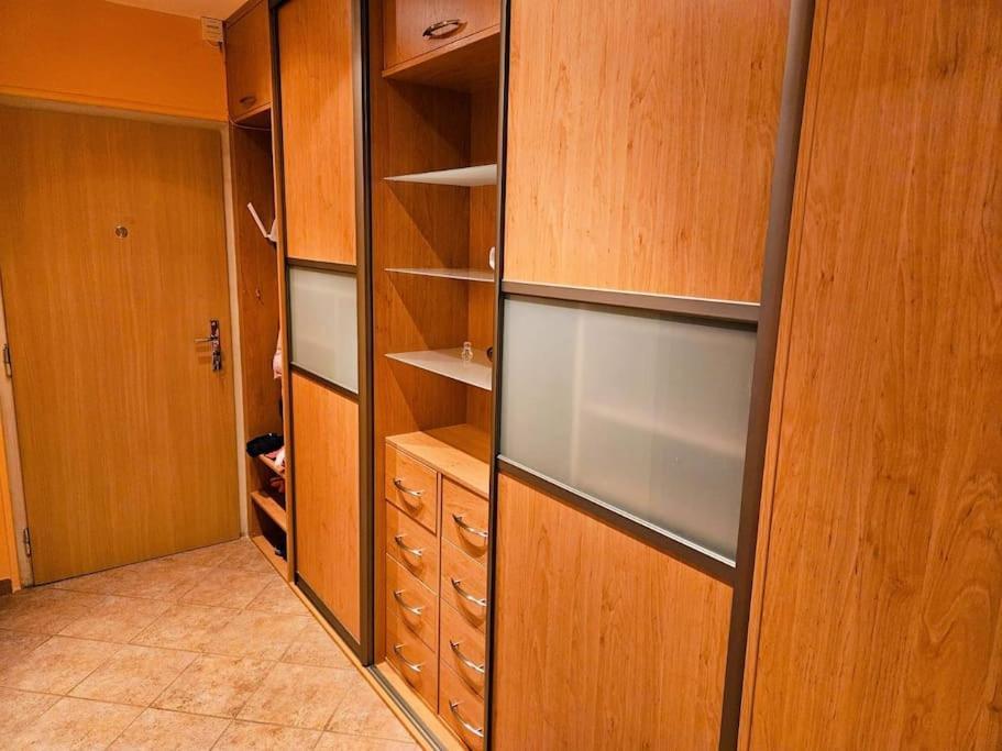 Apartment Family For 6, 10mins To Centre, Free Parking, Quiet Location, New Furniture, Balcony