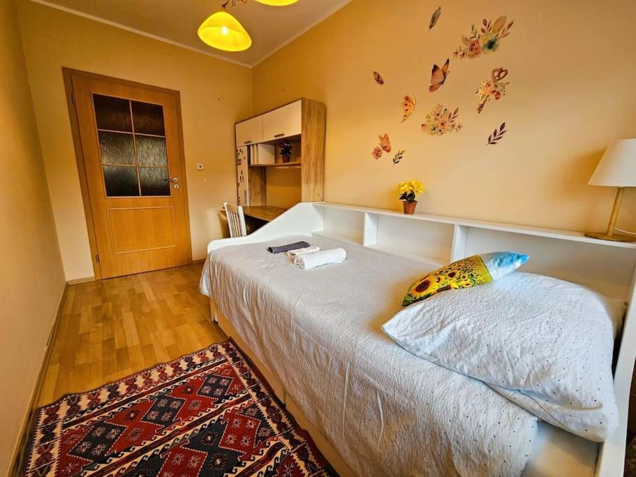 Apartment Family For 6, 10mins To Centre, Free Parking, Quiet Location, New Furniture, Balcony