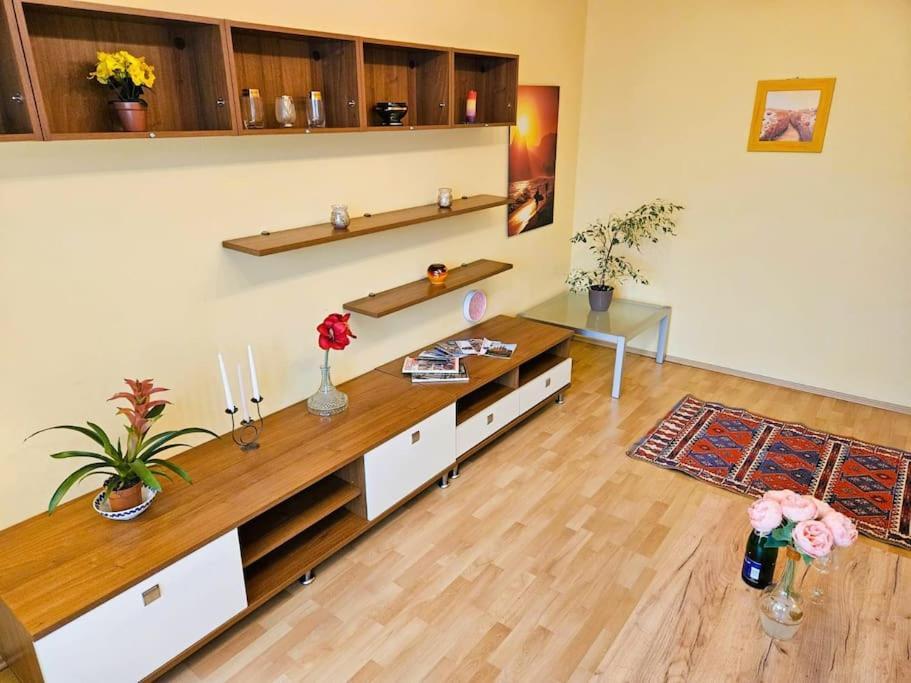 Family For 6, 10mins To Centre, Free Parking, Quiet Location, New Furniture, Balcony Prague