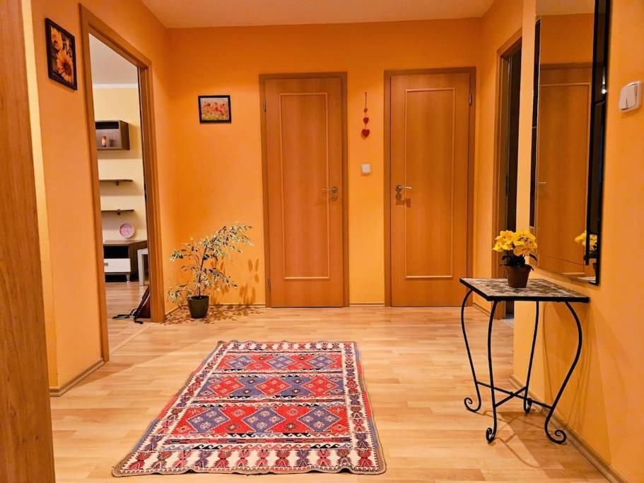 Apartment Family For 6, 10mins To Centre, Free Parking, Quiet Location, New Furniture, Balcony Prague