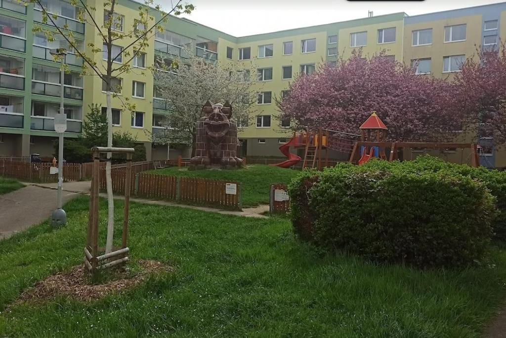 Family For 6, 10mins To Centre, Free Parking, Quiet Location, New Furniture, Balcony * Prague