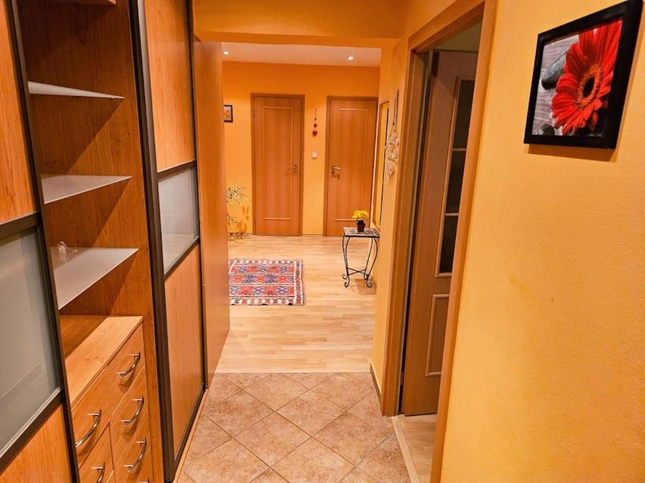Family For 6, 10mins To Centre, Free Parking, Quiet Location, New Furniture, Balcony Apartment Prague