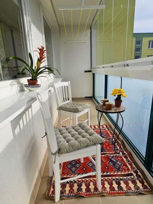 Family For 6, 10mins To Centre, Free Parking, Quiet Location, New Furniture, Balcony * Prague