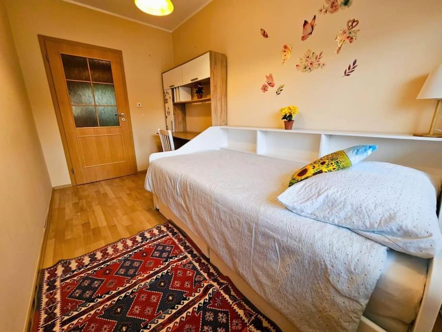 Apartment Family For 6, 10mins To Centre, Free Parking, Quiet Location, New Furniture, Balcony *