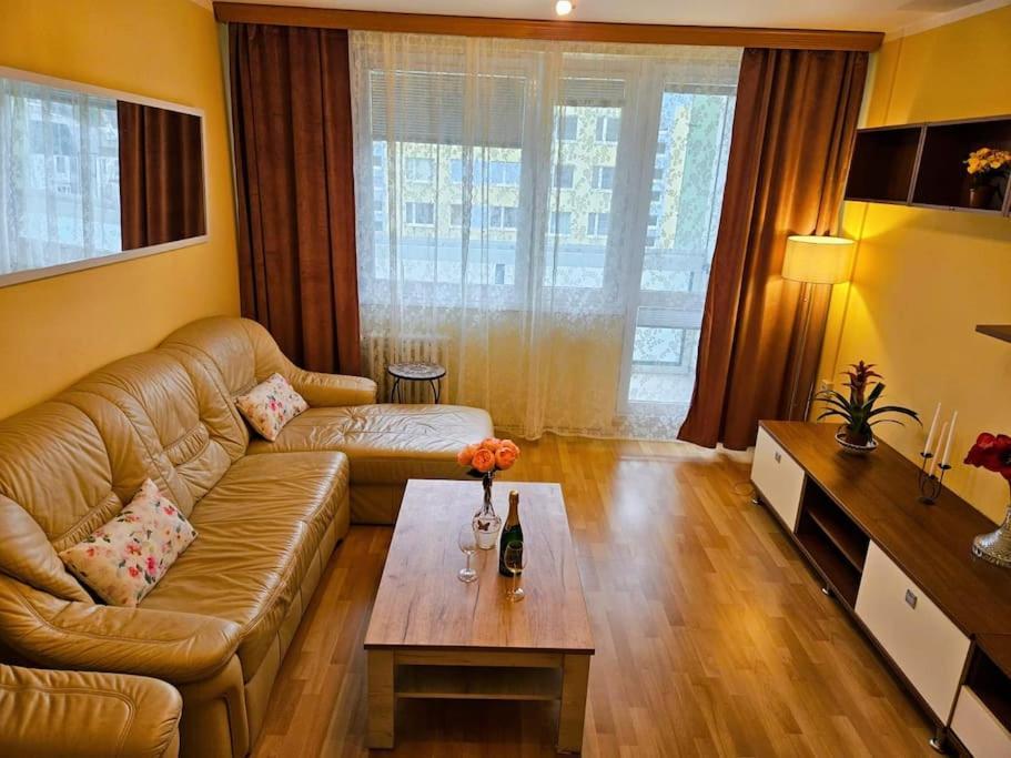Apartment Family For 6, 10mins To Centre, Free Parking, Quiet Location, New Furniture, Balcony