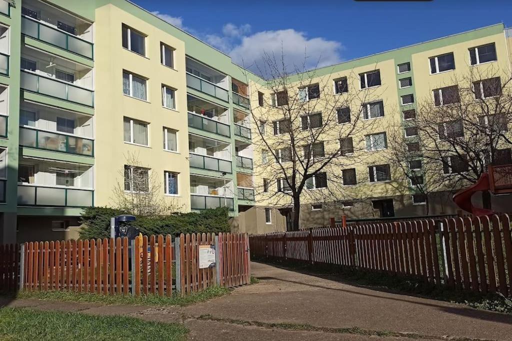 Family For 6, 10mins To Centre, Free Parking, Quiet Location, New Furniture, Balcony Apartment