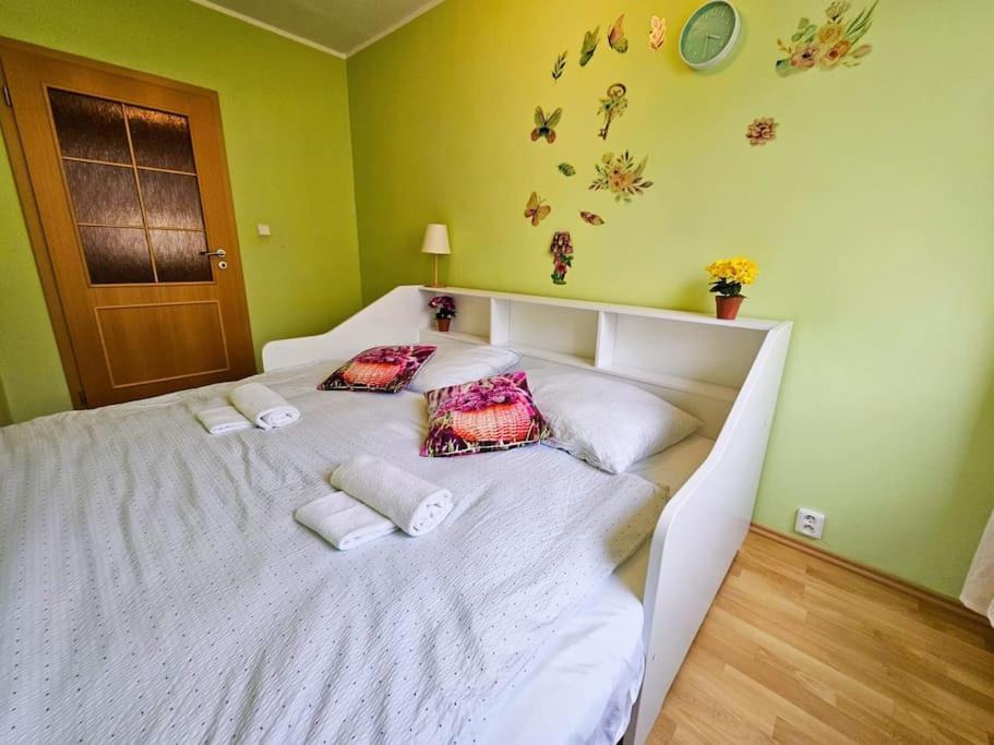 Apartment Family For 6, 10mins To Centre, Free Parking, Quiet Location, New Furniture, Balcony *