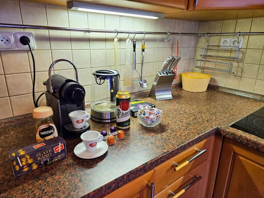Apartment Family For 6, 10mins To Centre, Free Parking, Quiet Location, New Furniture, Balcony Prague