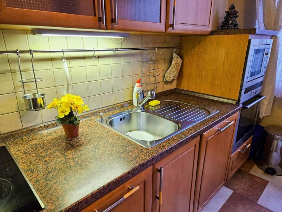 Family For 6, 10mins To Centre, Free Parking, Quiet Location, New Furniture, Balcony * Prague