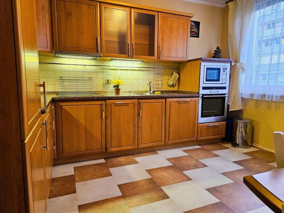 Apartment Family For 6, 10mins To Centre, Free Parking, Quiet Location, New Furniture, Balcony *