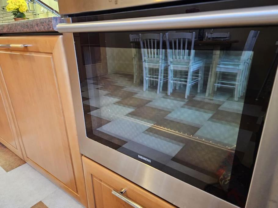 Family For 6, 10mins To Centre, Free Parking, Quiet Location, New Furniture, Balcony Apartment *