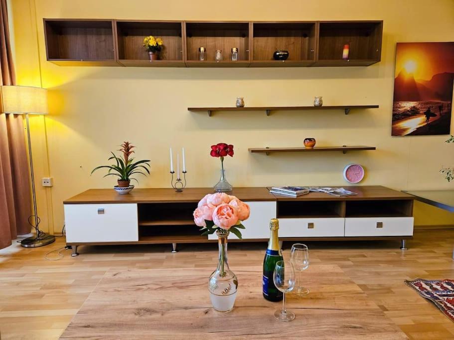 Family For 6, 10mins To Centre, Free Parking, Quiet Location, New Furniture, Balcony * Prague
