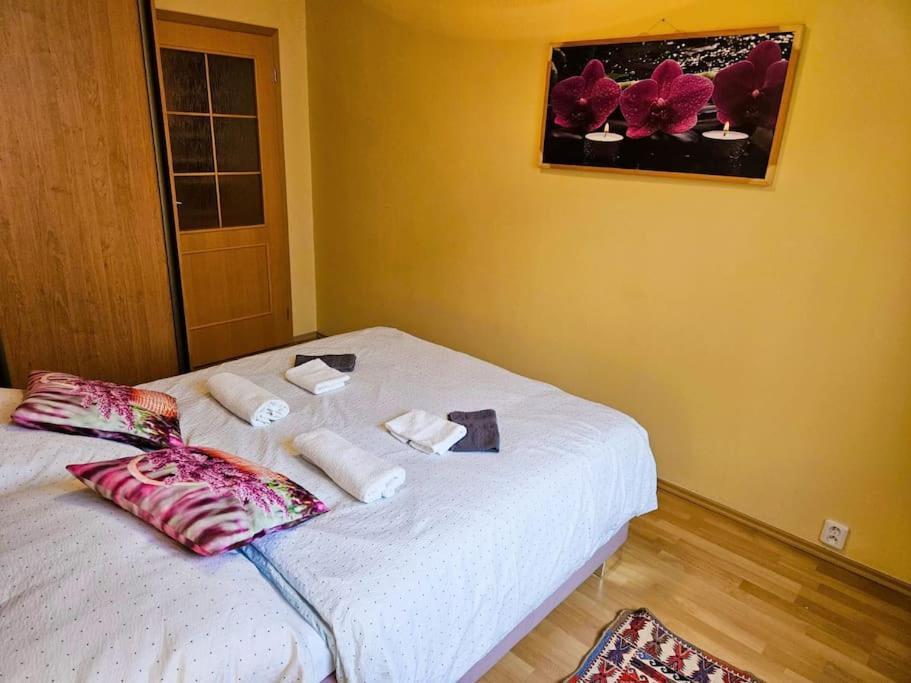 Apartment Family For 6, 10mins To Centre, Free Parking, Quiet Location, New Furniture, Balcony