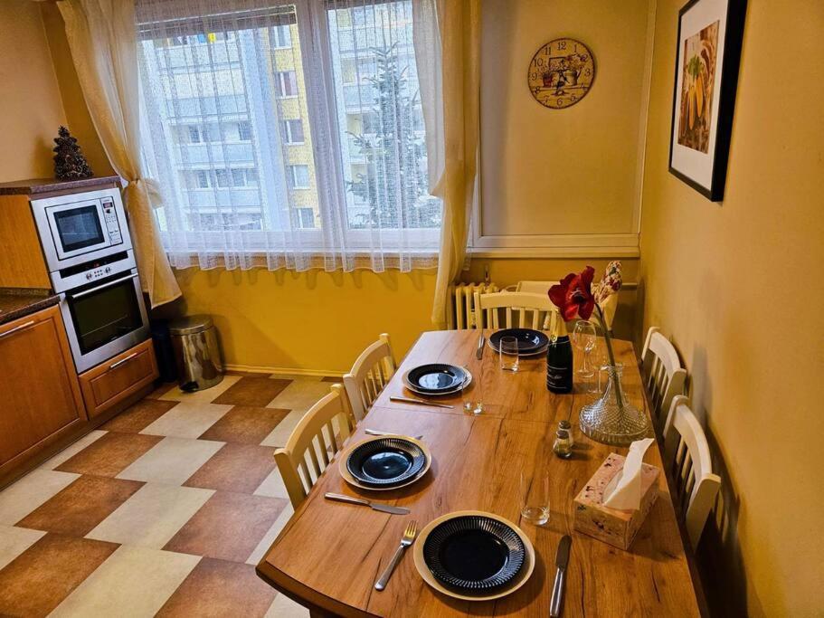 Family For 6, 10mins To Centre, Free Parking, Quiet Location, New Furniture, Balcony Prague