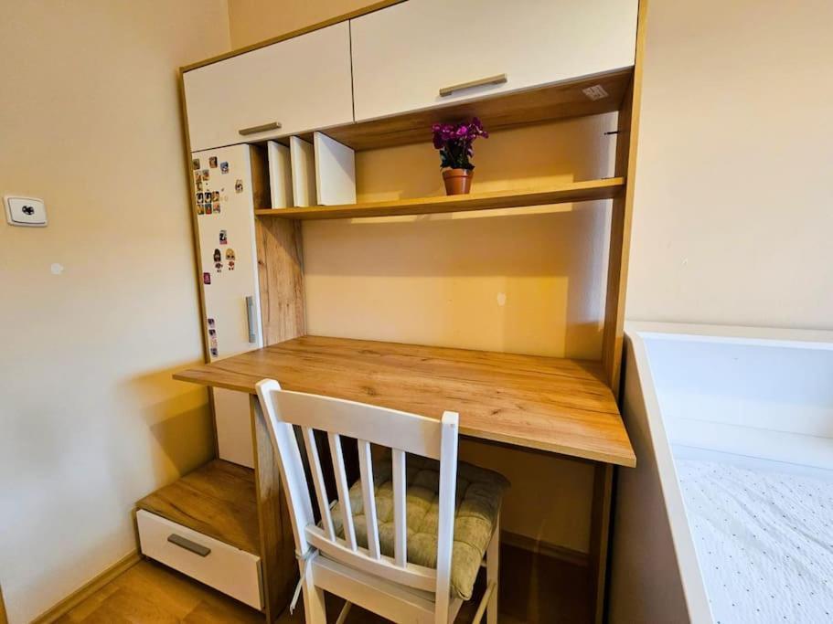 Family For 6, 10mins To Centre, Free Parking, Quiet Location, New Furniture, Balcony Apartment