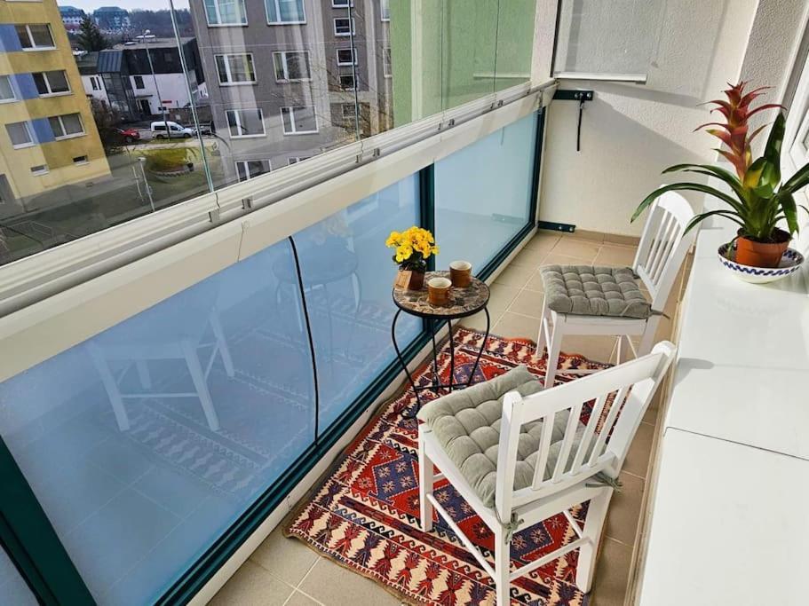 Apartment Family For 6, 10mins To Centre, Free Parking, Quiet Location, New Furniture, Balcony Prague