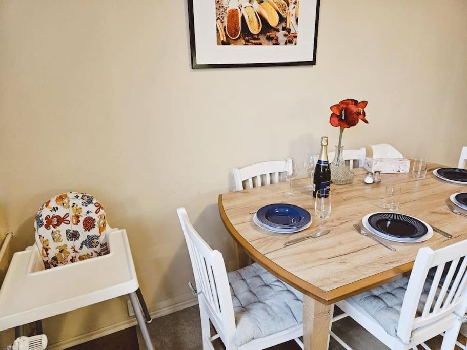 Family For 6, 10mins To Centre, Free Parking, Quiet Location, New Furniture, Balcony * Prague