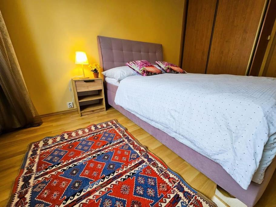 Apartment Family For 6, 10mins To Centre, Free Parking, Quiet Location, New Furniture, Balcony *