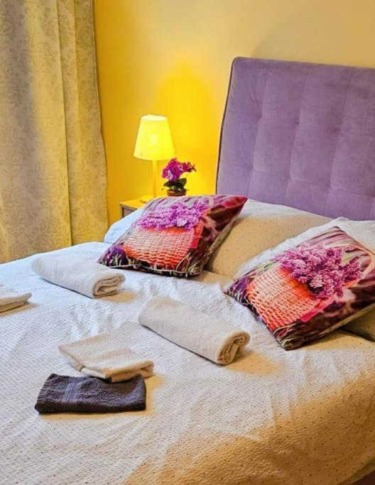 Family For 6, 10mins To Centre, Free Parking, Quiet Location, New Furniture, Balcony Apartment *