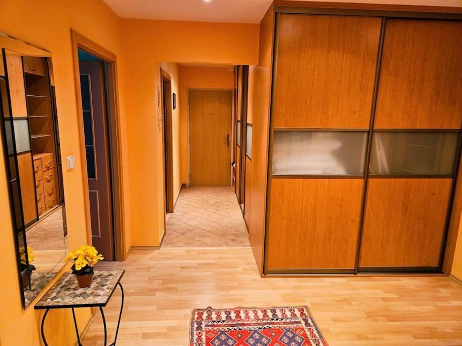 Apartment Family For 6, 10mins To Centre, Free Parking, Quiet Location, New Furniture, Balcony Prague