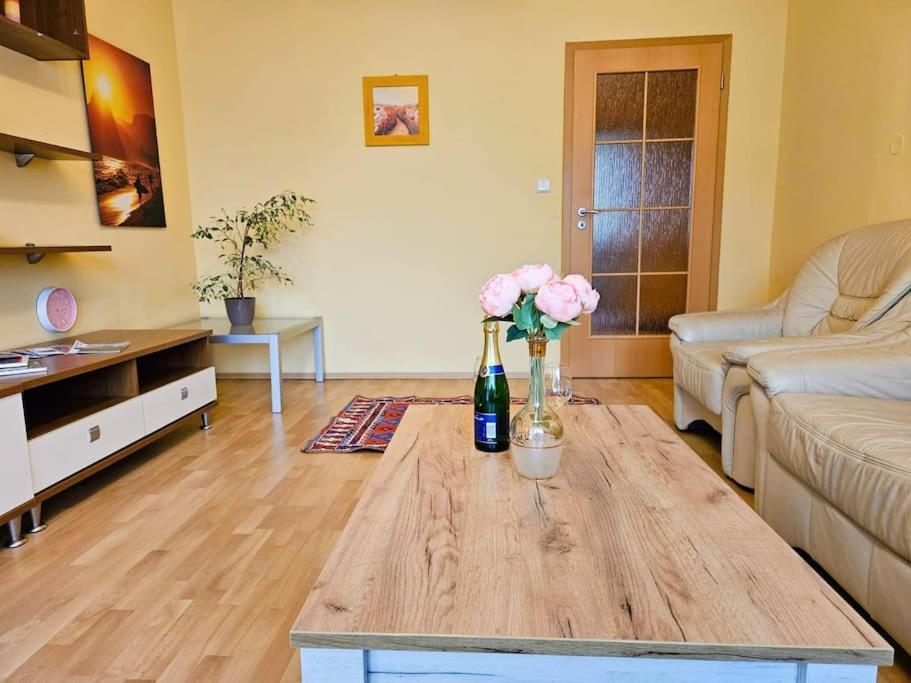 Family For 6, 10mins To Centre, Free Parking, Quiet Location, New Furniture, Balcony * Prague