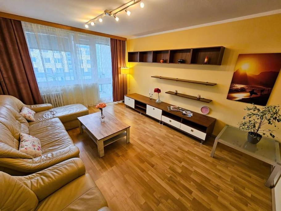 Family For 6, 10mins To Centre, Free Parking, Quiet Location, New Furniture, Balcony * Prague