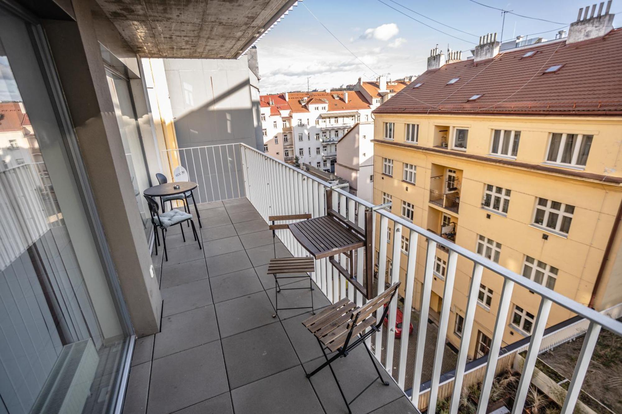 Spacious Terrace With Free Private Parking *