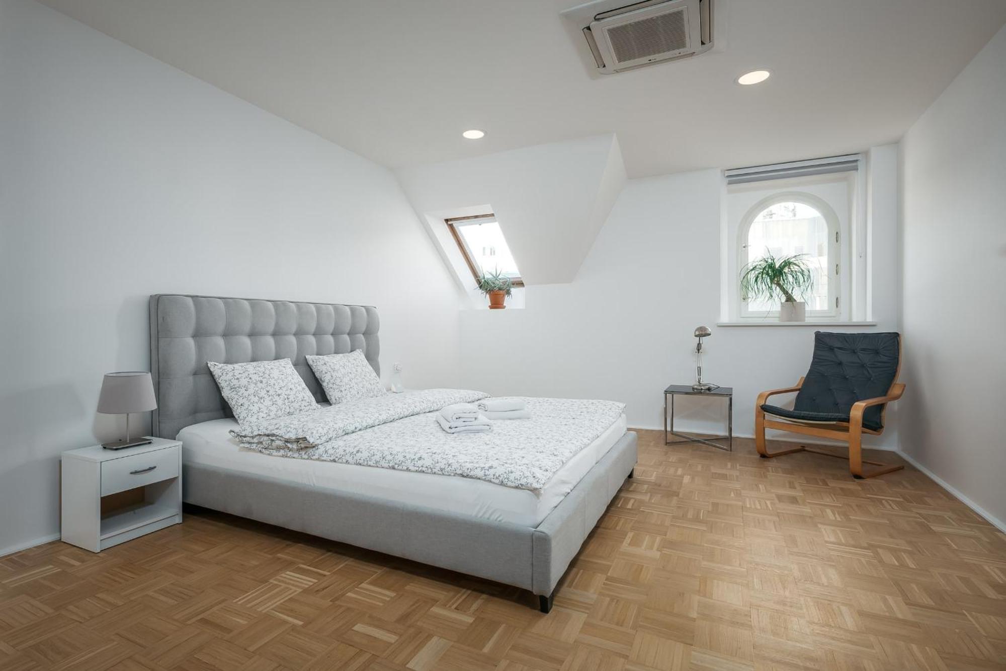 Dot 3 Bdr With Tyn Cathedral View & Ac Apartmán