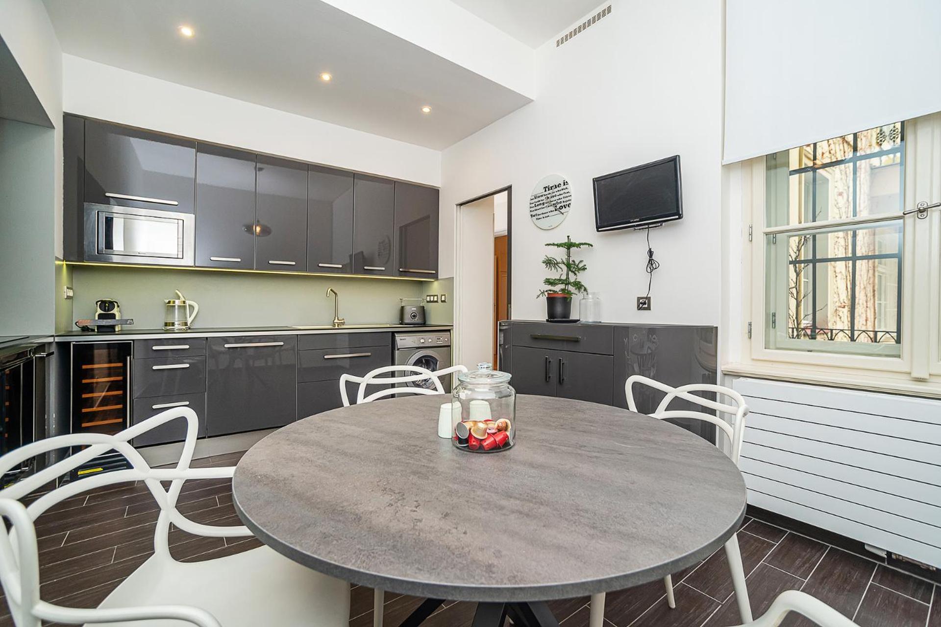 Lägenhet Luxurious Two-bedroom In The Old Town Prag