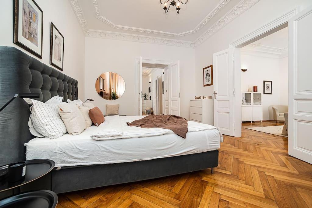 Lägenhet Luxurious Two-bedroom In The Old Town Prag