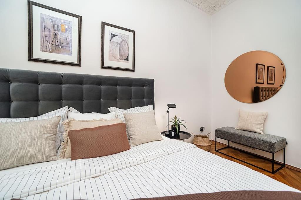 Lägenhet Luxurious Two-bedroom In The Old Town *