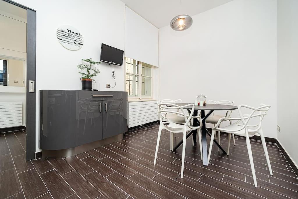 Lägenhet Luxurious Two-bedroom In The Old Town Prag