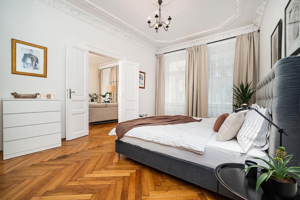 Luxurious Two-bedroom In The Old Town *