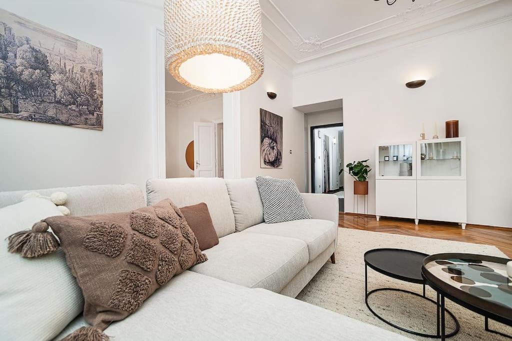 Luxurious Two-bedroom In The Old Town *