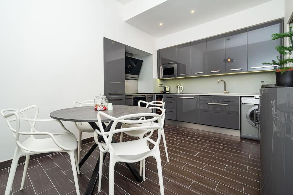 Luxurious Two-bedroom In The Old Town
